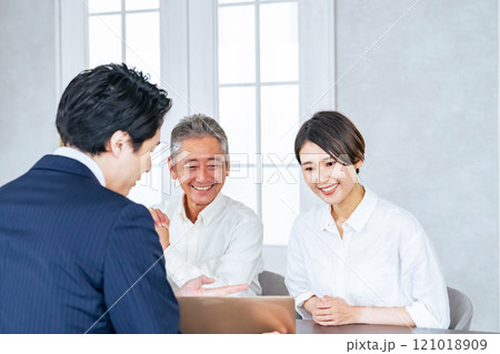 男性ビジネスパーソンと相談する親子 男性ビジネスパーソンと相談する親子 121018909