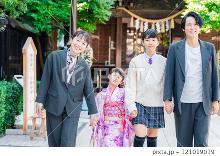 神社で七五三のお祝いをするファミリー 121019019