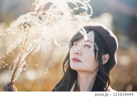 ススキとベレー帽を被った若い女性 ススキとベレー帽を被った若い女性 121019444