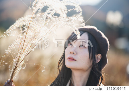 ススキとベレー帽を被った若い女性 ススキとベレー帽を被った若い女性 121019445
