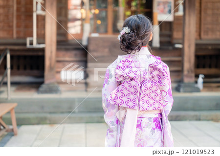 着物姿で七五三のお祝いをする5歳の女の子 121019523