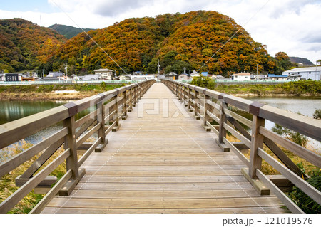 黒瀬川にかかる秋の真光寺橋 黒瀬川にかかる秋の真光寺橋 121019576