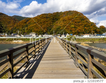 黒瀬川にかかる秋の真光寺橋 121019577