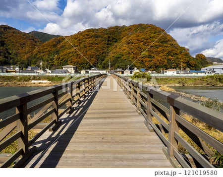 黒瀬川にかかる秋の真光寺橋 黒瀬川にかかる秋の真光寺橋 121019580