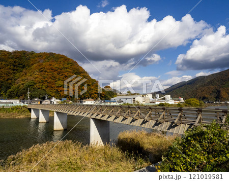 黒瀬川にかかる秋の真光寺橋 黒瀬川にかかる秋の真光寺橋 121019581