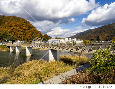 黒瀬川にかかる秋の真光寺橋 黒瀬川にかかる秋の真光寺橋 121019582