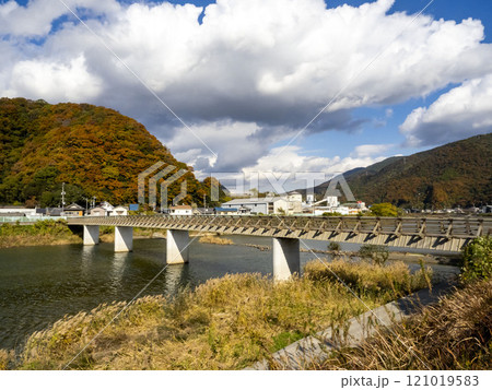 黒瀬川にかかる秋の真光寺橋 121019583