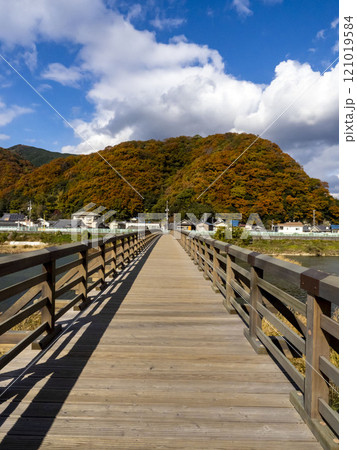 黒瀬川にかかる秋の真光寺橋 121019584