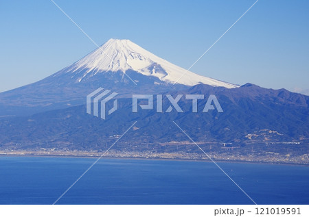 だるま山高原から望む冬の富士 121019591