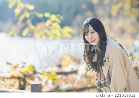 女子旅　湖を眺める女性 121019612