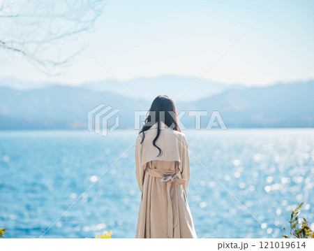 女子旅 湖を眺める女性 女子旅 湖を眺める女性 121019614