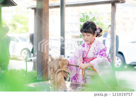 神社の手水舎で手を清める七五三の女の子 神社の手水舎で手を清める七五三の女の子 121019757
