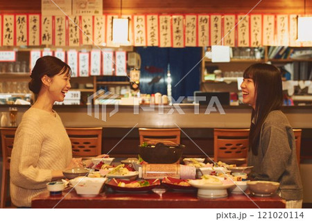 居酒屋で食事をする女性たち　撮影協力・大佐渡たむら 121020114