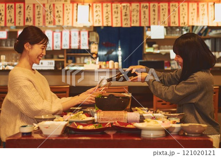 居酒屋で食事をする女性たち 撮影協力・大佐渡たむら 居酒屋で食事をする女性たち 撮影協力・大佐渡たむら 121020121