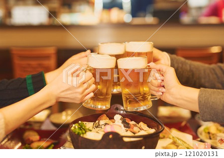 乾杯をする女性たち 撮影協力・大佐渡たむら 乾杯をする女性たち 撮影協力・大佐渡たむら 121020131