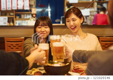 乾杯をする女性たち　撮影協力・大佐渡たむら 121020146