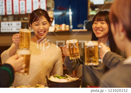 乾杯をする女性たち 撮影協力・大佐渡たむら 乾杯をする女性たち 撮影協力・大佐渡たむら 121020152