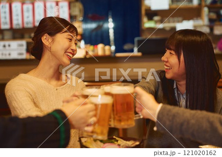 乾杯をする女性たち　撮影協力・大佐渡たむら 121020162