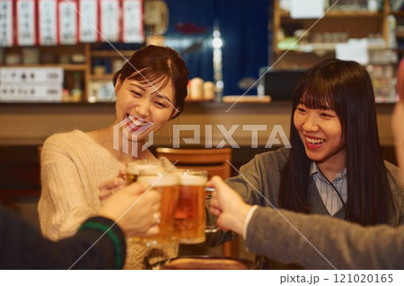 乾杯をする女性たち　撮影協力・大佐渡たむら 121020165