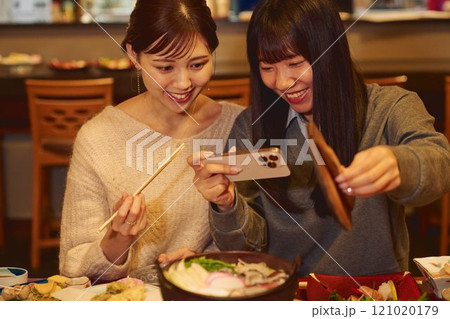 美味しい表情でご飯を食べる女性 撮影協力・大佐渡たむら 美味しい表情でご飯を食べる女性 撮影協力・大佐渡たむら 121020179