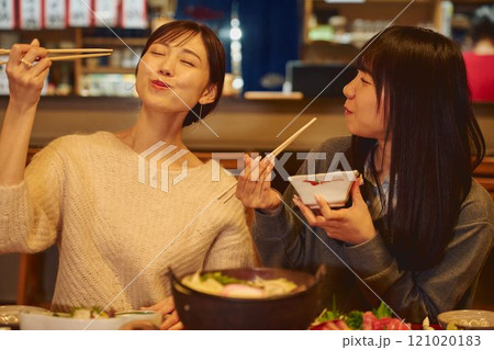 美味しい表情でご飯を食べる女性　撮影協力・大佐渡たむら 121020183