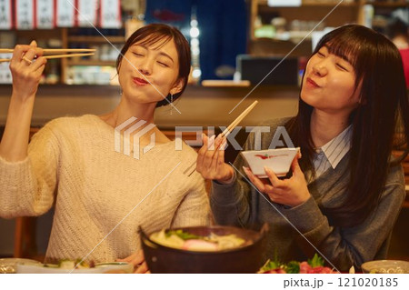 美味しい表情でご飯を食べる女性　撮影協力・大佐渡たむら 121020185