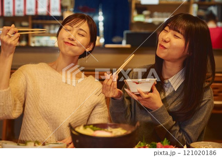 美味しい表情でご飯を食べる女性　撮影協力・大佐渡たむら 121020186