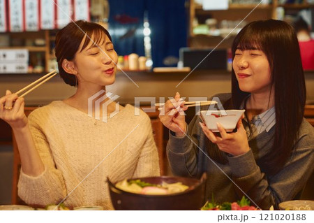 美味しい表情でご飯を食べる女性　撮影協力・大佐渡たむら 121020188