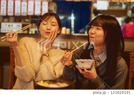 美味しい表情でご飯を食べる女性　撮影協力・大佐渡たむら 121020191