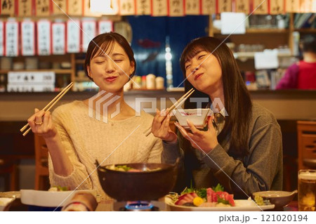 美味しい表情でご飯を食べる女性 撮影協力・大佐渡たむら 美味しい表情でご飯を食べる女性 撮影協力・大佐渡たむら 121020194