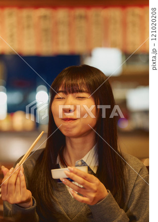 美味しい表情でご飯を食べる女性　撮影協力・大佐渡たむら 121020208