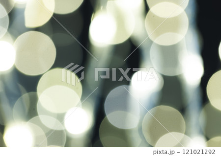 Multiple white bokeh lights with copy space on dark background 121021292