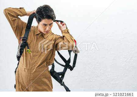 高所作業用フルハーネスを装着する男性作業員 121021661