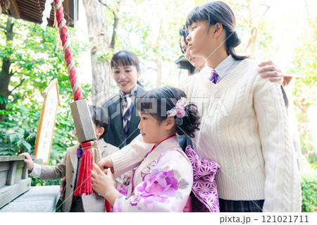 七五三で神社に参拝をするファミリー 121021711