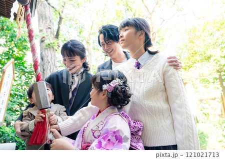 七五三で神社に参拝をするファミリー 121021713