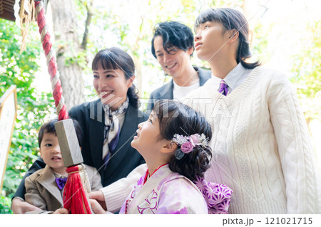 七五三で神社に参拝をするファミリー 121021715