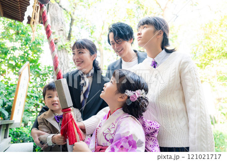 七五三で神社に参拝をするファミリー 121021717