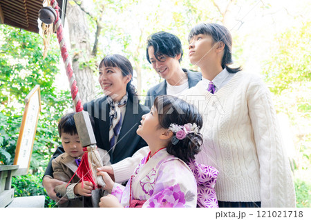 七五三で神社に参拝をするファミリー 121021718