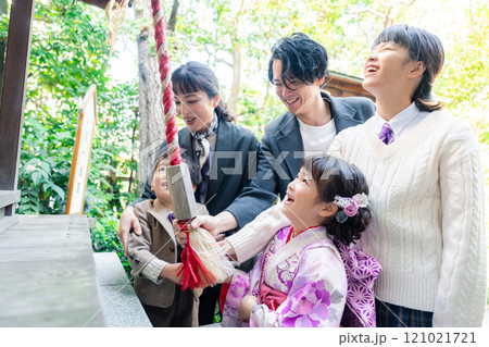 七五三で神社に参拝をするファミリー 121021721