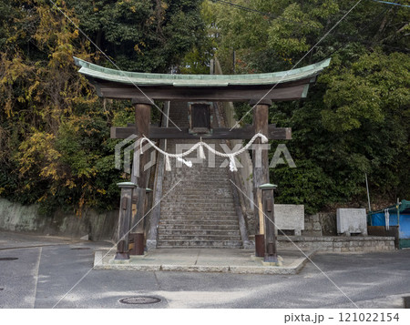 呉市にある初崎神社の鳥居 呉市にある初崎神社の鳥居 121022154