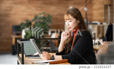 デスクワークをする女性・ビジネスウーマン 121022227
