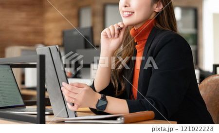 デスクワークをする女性・ビジネスウーマン 121022228