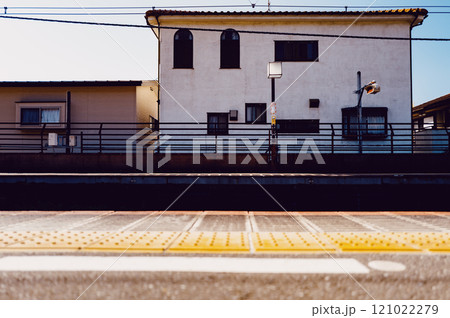 住宅街の中を走る電車 121022279