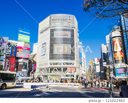 渋谷駅前　スクランブル交差点 121022983