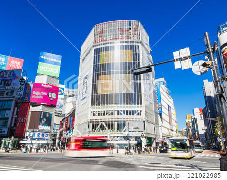 渋谷駅前　スクランブル交差点 121022985