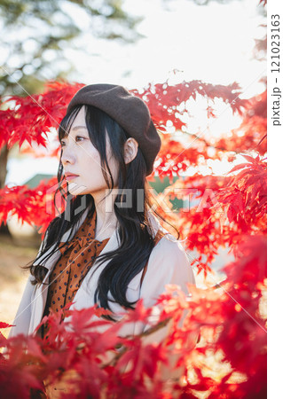 紅葉と若い女性 121023163