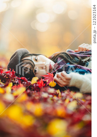 紅葉と若い女性 121023164