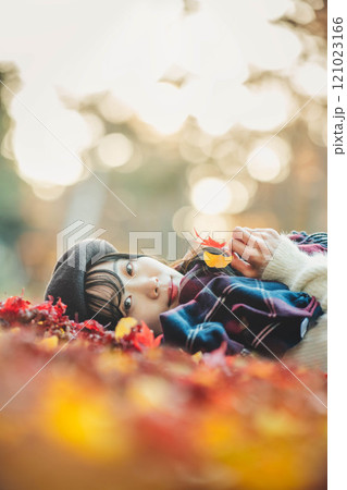 紅葉と若い女性 121023166