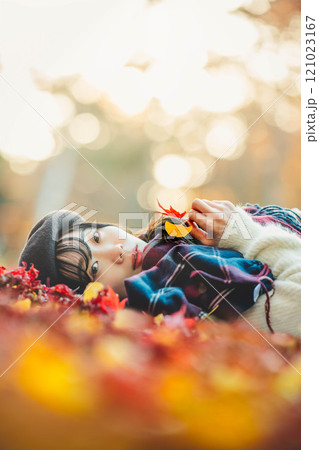 紅葉と若い女性 121023167