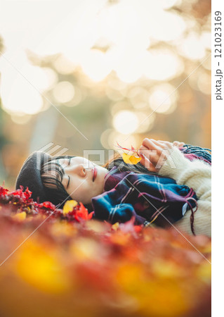 紅葉と若い女性 121023169